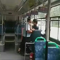 姑娘公交车上遇色狼,情急之下呼救,公交司