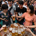 杭州宋城市民和战斗民族用金鱼缸喝啤酒，河南小伙逆袭获第一！_2