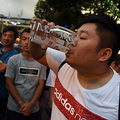 杭州宋城市民和战斗民族用金鱼缸喝啤酒，河南小伙逆袭获第一！_4