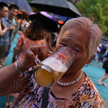 杭州宋城市民和战斗民族用金鱼缸喝啤酒，河南小伙逆袭获第一！_5