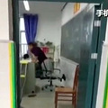 因为这个原因，他坚持拄拐上课！老师们，这样的你值得尊敬……|_2