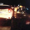 儿子撞人逃逸，母亲帮其回现场查看，遭遇车祸......_0