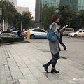 害人害己！一个个危险告诉你，马路上玩手机该当心了_0