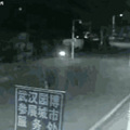害人害己！一个个危险告诉你，马路上玩手机该当心了_2