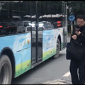 害人害己！一个个危险告诉你，马路上玩手机该当心了_5
