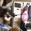 不小心踹到狗，小男孩抱狗痛哭：“你骨折没，让哥哥看看”_1