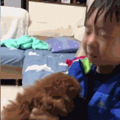 不小心踹到狗，小男孩抱狗痛哭：“你骨折没，让哥哥看看”_4