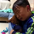 不小心踹到狗，小男孩抱狗痛哭：“你骨折没，让哥哥看看”_0