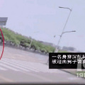女子大白天过马路遭陌生男袭胸，反手一巴掌_0