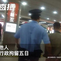 姑娘坐火车卧铺，半夜突然被陌生男子亲嘴，对方竟说……_4