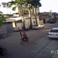 逆行撞人后挥伞就打！网友：自行车版保时捷女司机_0