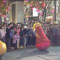 这位美女火了！有人为和她牵一次手，挤断3根隔离带！_2