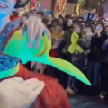 这位美女火了！有人为和她牵一次手，挤断3根隔离带！_5