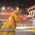 这位美女火了！有人为和她牵一次手，挤断3根隔离带！_3