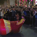 这位美女火了！有人为和她牵一次手，挤断3根隔离带！_0