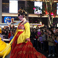 这位美女火了！有人为和她牵一次手，挤断3根隔离带！_4