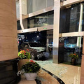 昨天傍晚一辆保时捷冲进了公司大厦里面……