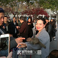 亲密！杭州大伯养的三只松鼠，出了笼子也不会逃，还会保护主人_1