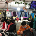 杭州年轻人喜欢和中老年抢衣服穿？中山中路上的这两家店，每天挤_0