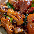 广东名菜猪脚姜，赤酱浓郁肉质饱满软糯，炖到脱骨入口即化_3