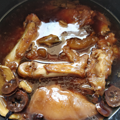 广东名菜猪脚姜，赤酱浓郁肉质饱满软糯，炖到脱骨入口即化_5