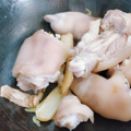 广东名菜猪脚姜，赤酱浓郁肉质饱满软糯，炖到脱骨入口即化_1