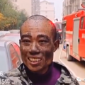 为图省事，大叔在家直接点火烧床垫，结果…哈哈哈哈