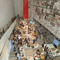 “熊孩子”将美术展当游乐场，家长：踩一下有什么关系？_5