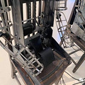 “熊孩子”将美术展当游乐场，家长：踩一下有什么关系？_0