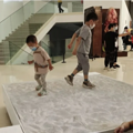 “熊孩子”将美术展当游乐场，家长：踩一下有什么关系？_1