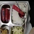 浙江一小学每学期伙食费1100元，家长：就给孩子吃这些？_0