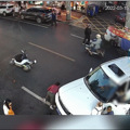 浙江一女童从电车掉下后被卷入车底！四十余路人瞬间集结抬车救人_0