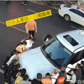 浙江一女童从电车掉下后被卷入车底！四十余路人瞬间集结抬车救人_1