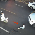 浙江一女童从电车掉下后被卷入车底！四十余路人瞬间集结抬车救人_3