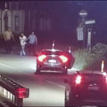 深夜浙江街头，两男子光着膀子一路“尾随”！网友爆赞…_0