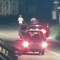 深夜浙江街头，两男子光着膀子一路“尾随”！网友爆赞…_3