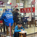 路人随手拍，杭城街头这个男孩火了！网友点赞：认真的样子真棒_4