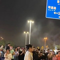 穿着性感摆地摊，“波霸奶茶”老板娘火了！被人举报后，她这样说