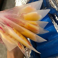 我给老婆孩子拍合影时，把孩子的左腿移出了取景框_0