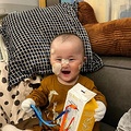 我给老婆孩子拍合影时，把孩子的左腿移出了取景框_1