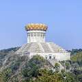 绍兴大香林景区山顶，伫立着一座莲花宝座的建筑_1