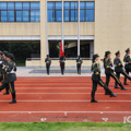 惊呆了小学生！这所学校的升旗仪式够飒！_3