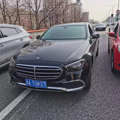 两车先后往中间车道变道，左侧车被率先撞击，但是负全责？_1