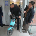 “夺命100秒”海报下，停着电动自行车！“我不知道这是违法…“_2