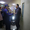 “夺命100秒”海报下，停着电动自行车！“我不知道这是违法…“_3