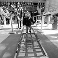 临海有家土豪珠宝店 开业当天竟用金砖铺路