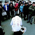 父亲为救子当“人肉沙包” 称路人无一挥拳(图)
