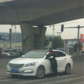 危害性的拦车“乞讨” ，110居然说车主给点钱算了