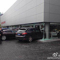 女司机太牛了！直接撞进保时捷4s店_1