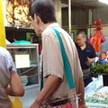背上挂衣架子去菜市场！
